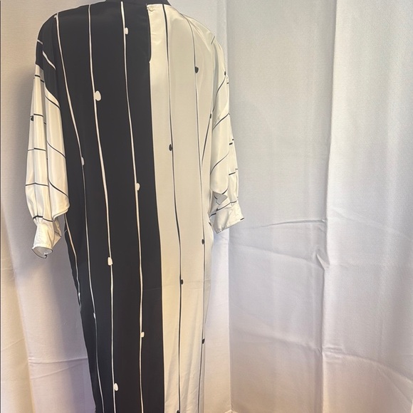 Vintage Elegant Black and Cream Striped Dress with bat wing arms and side slits - Picture 6 of 7